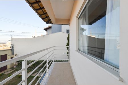 Casa à venda com 420m², 4 quartos e 6 vagas Casa à venda com 420m², 4 quartos e 6 vagasVaranda Quarto 3