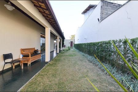 Casa à venda com 420m², 4 quartos e 6 vagas Casa à venda com 420m², 4 quartos e 6 vagasÁrea externa