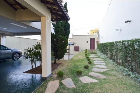 Casa à venda com 420m², 4 quartos e 6 vagas Casa à venda com 420m², 4 quartos e 6 vagasÁrea externa - Entrada
