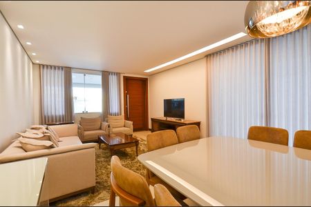 Casa à venda com 420m², 4 quartos e 6 vagas Casa à venda com 420m², 4 quartos e 6 vagasSala de Jantar