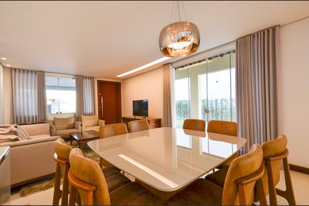 Casa à venda com 420m², 4 quartos e 6 vagas Casa à venda com 420m², 4 quartos e 6 vagasSala de Jantar