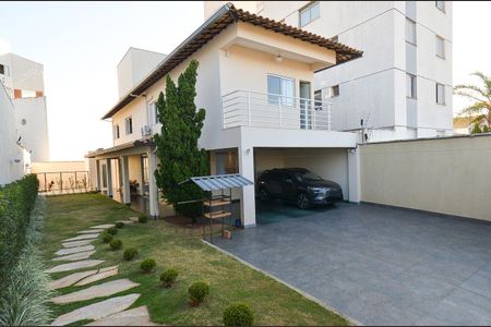 Casa à venda com 420m², 4 quartos e 6 vagas Casa à venda com 420m², 4 quartos e 6 vagasÁrea externa
