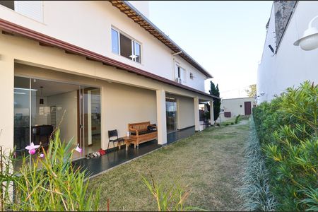 Casa à venda com 420m², 4 quartos e 6 vagas Casa à venda com 420m², 4 quartos e 6 vagasÁrea externa