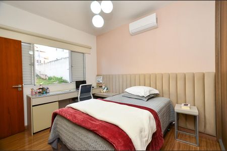 Casa à venda com 420m², 4 quartos e 6 vagas Casa à venda com 420m², 4 quartos e 6 vagasQuarto 1