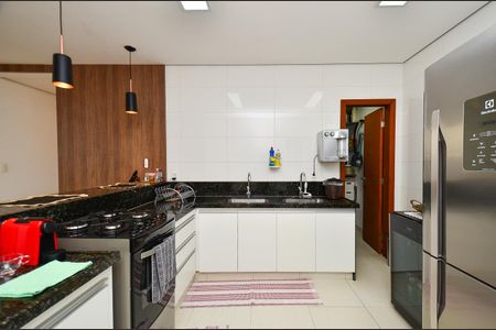 Casa à venda com 420m², 4 quartos e 6 vagas Casa à venda com 420m², 4 quartos e 6 vagasCozinha