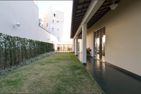 Casa à venda com 420m², 4 quartos e 6 vagas Casa à venda com 420m², 4 quartos e 6 vagasÁrea externa - Entrada