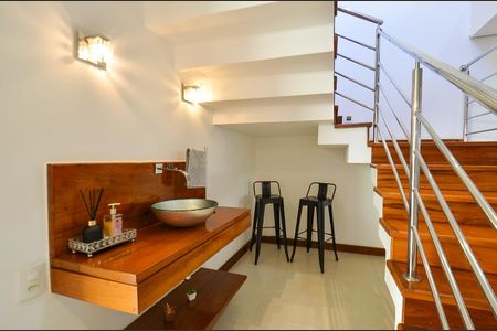 Casa à venda com 420m², 4 quartos e 6 vagas Casa à venda com 420m², 4 quartos e 6 vagasSala