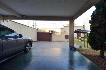 Casa à venda com 420m², 4 quartos e 6 vagas Casa à venda com 420m², 4 quartos e 6 vagasÁrea externa - Garagem