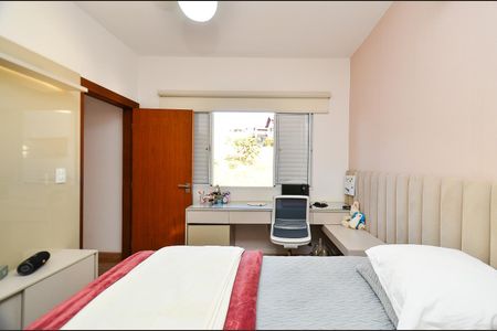 Casa à venda com 420m², 4 quartos e 6 vagas Casa à venda com 420m², 4 quartos e 6 vagasQuarto 1