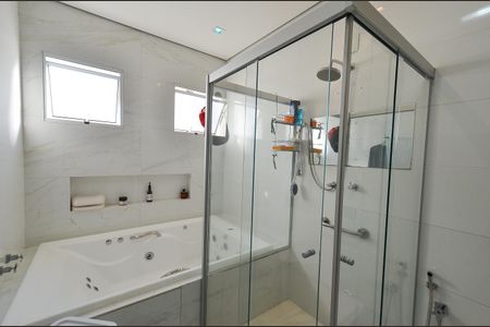 Casa à venda com 420m², 4 quartos e 6 vagas Casa à venda com 420m², 4 quartos e 6 vagasBanheiro Suite