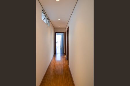 Casa à venda com 420m², 4 quartos e 6 vagas Casa à venda com 420m², 4 quartos e 6 vagasCorredor 2º pavimento