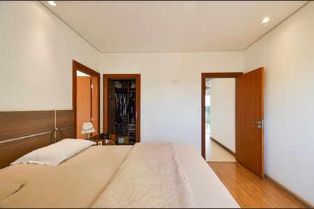 Casa à venda com 420m², 4 quartos e 6 vagas Casa à venda com 420m², 4 quartos e 6 vagasSuite