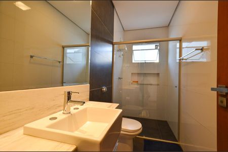 Casa à venda com 420m², 4 quartos e 6 vagas Casa à venda com 420m², 4 quartos e 6 vagasBanheiro Social