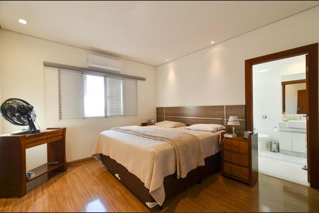 Casa à venda com 420m², 4 quartos e 6 vagas Casa à venda com 420m², 4 quartos e 6 vagasSuite