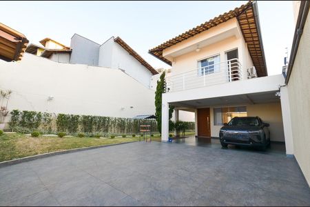 Casa à venda com 420m², 4 quartos e 6 vagas Casa à venda com 420m², 4 quartos e 6 vagasÁrea externa - Garagem