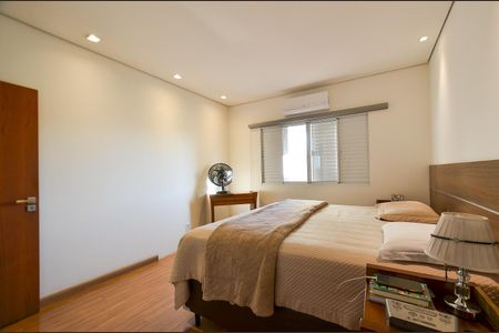 Casa à venda com 420m², 4 quartos e 6 vagas Casa à venda com 420m², 4 quartos e 6 vagasSuite