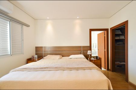 Casa à venda com 420m², 4 quartos e 6 vagas Casa à venda com 420m², 4 quartos e 6 vagasSuite