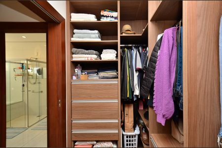 Casa à venda com 420m², 4 quartos e 6 vagas Casa à venda com 420m², 4 quartos e 6 vagasCloset Suite