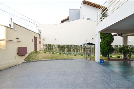 Casa à venda com 420m², 4 quartos e 6 vagas Casa à venda com 420m², 4 quartos e 6 vagasÁrea externa - Garagem