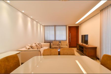 Casa à venda com 420m², 4 quartos e 6 vagas Casa à venda com 420m², 4 quartos e 6 vagasSala