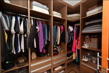 Casa à venda com 420m², 4 quartos e 6 vagas Casa à venda com 420m², 4 quartos e 6 vagasCloset Suite