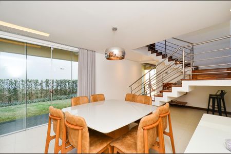 Casa à venda com 420m², 4 quartos e 6 vagas Casa à venda com 420m², 4 quartos e 6 vagasSala de Jantar
