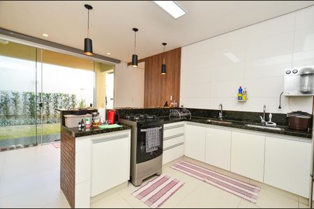 Casa à venda com 420m², 4 quartos e 6 vagas Casa à venda com 420m², 4 quartos e 6 vagasCozinha