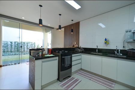 Casa à venda com 420m², 4 quartos e 6 vagas Casa à venda com 420m², 4 quartos e 6 vagasCozinha