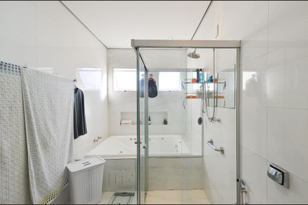 Casa à venda com 420m², 4 quartos e 6 vagas Casa à venda com 420m², 4 quartos e 6 vagasBanheiro Suite