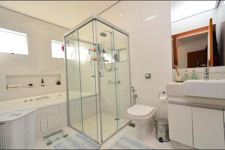 Casa à venda com 420m², 4 quartos e 6 vagas Casa à venda com 420m², 4 quartos e 6 vagasBanheiro Suite