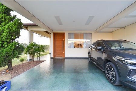 Casa à venda com 420m², 4 quartos e 6 vagas Casa à venda com 420m², 4 quartos e 6 vagasÁrea externa - Garagem