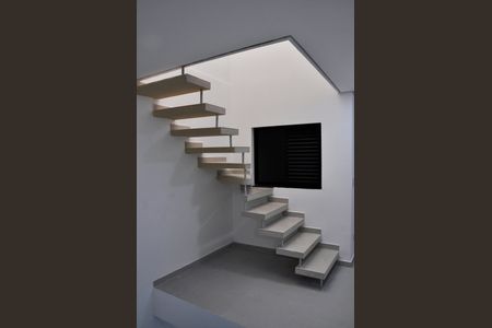 Casa à venda com 168m², 3 quartos e 3 vagas Casa à venda com 168m², 3 quartos e 3 vagasEscada Laje