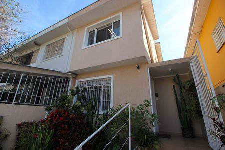 Casa à venda com 179m², 2 quartos e 1 vaga Casa à venda com 179m², 2 quartos e 1 vagaFachada