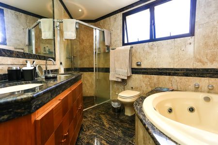 Apartamento à venda com 240m², 4 quartos e 4 vagas Apartamento à venda com 240m², 4 quartos e 4 vagasBanheiro do Quarto 4