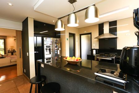 Apartamento à venda com 240m², 4 quartos e 4 vagas Apartamento à venda com 240m², 4 quartos e 4 vagasCozinha