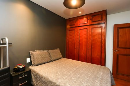 Apartamento à venda com 240m², 4 quartos e 4 vagas Apartamento à venda com 240m², 4 quartos e 4 vagasQuarto 1