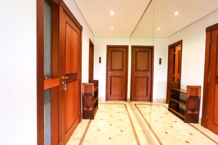 Apartamento à venda com 240m², 4 quartos e 4 vagas Apartamento à venda com 240m², 4 quartos e 4 vagashall