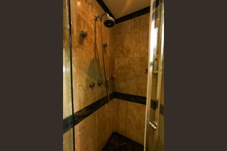 Apartamento à venda com 240m², 4 quartos e 4 vagas Apartamento à venda com 240m², 4 quartos e 4 vagasBanheiro do Quarto 4