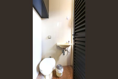 Apartamento à venda com 240m², 4 quartos e 4 vagas Apartamento à venda com 240m², 4 quartos e 4 vagasBanheiro de Serviço