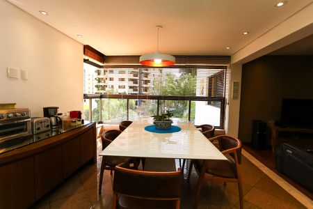 Apartamento à venda com 240m², 4 quartos e 4 vagas Apartamento à venda com 240m², 4 quartos e 4 vagasCopa