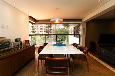 Apartamento à venda com 240m², 4 quartos e 4 vagas Apartamento à venda com 240m², 4 quartos e 4 vagasCopa