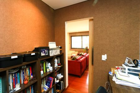 Apartamento à venda com 240m², 4 quartos e 4 vagas Apartamento à venda com 240m², 4 quartos e 4 vagasEscritório