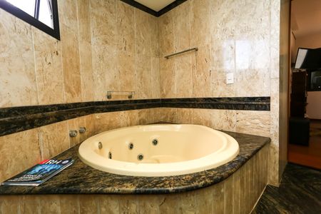 Apartamento à venda com 240m², 4 quartos e 4 vagas Apartamento à venda com 240m², 4 quartos e 4 vagasBanheiro do Quarto 4