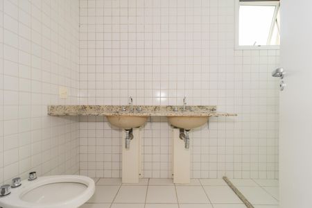 Apartamento à venda com 340m², 4 quartos e 4 vagasBanheiro da Suíte 1