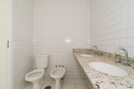 Apartamento à venda com 340m², 4 quartos e 4 vagasBanheiro da Suíte 1