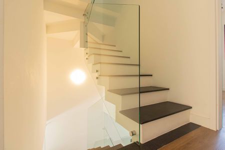 Escadas de casa à venda com 4 quartos, 192m² em Vila Monumento, São Paulo