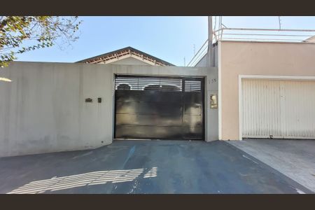 Casa à venda com 278m², 3 quartos e 3 vagas Casa à venda com 278m², 3 quartos e 3 vagasFachada