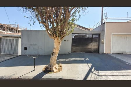 Casa à venda com 278m², 3 quartos e 3 vagas Casa à venda com 278m², 3 quartos e 3 vagasFachada