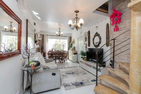 Casa à venda com 200m², 4 quartos e 2 vagas Casa à venda com 200m², 4 quartos e 2 vagasSala