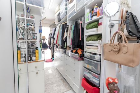 Casa à venda com 200m², 4 quartos e 2 vagas Casa à venda com 200m², 4 quartos e 2 vagasCloset da Suíte 1